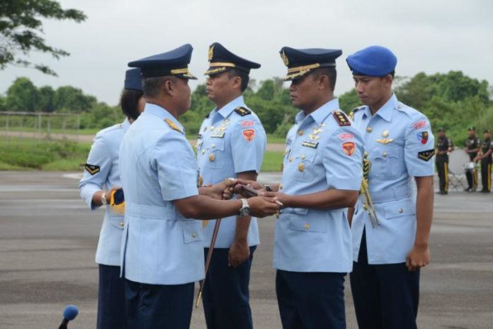 SERTIJAB. Marsekal Pertama (Marsma) TNI Minggit Tribowo memimpin Sertijab Danskadud Wing Udara 7 Lanud Supadio di Apron Lanud Supadio, Rabu (25/4). Penerangan Lanud Supadio for RK