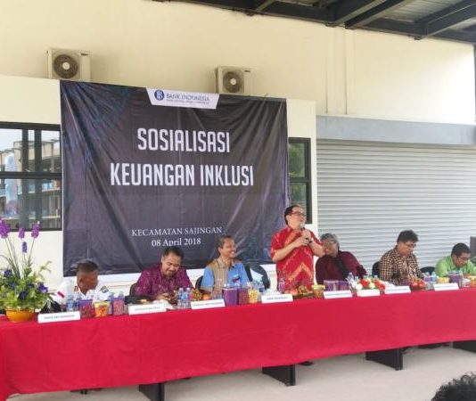 Perbankan Didorong Adakan Layanan tanpa Kantor SOSIALISASI. Suasana sosialisasi keuangan inklusi di perbatasan di PLBN Aruk Kecamatan Sajingan Besar Kabupaten Sambas, Minggu (8/4). KPw BI Kalbar for RK