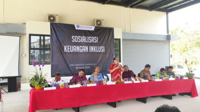 SOSIALISASI. Suasana sosialisasi keuangan inklusi di perbatasan di PLBN Aruk Kecamatan Sajingan Besar Kabupaten Sambas, Minggu (8/4). KPw BI Kalbar for RK