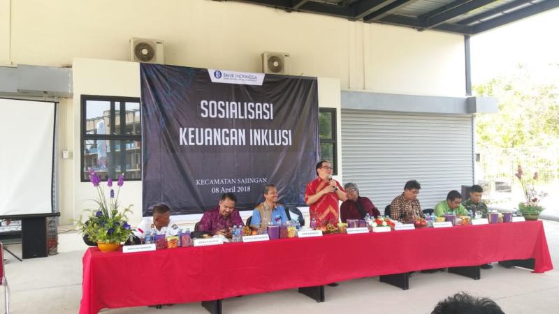 SOSIALISASI. Suasana sosialisasi keuangan inklusi di perbatasan di PLBN Aruk Kecamatan Sajingan Besar Kabupaten Sambas, Minggu (8/4). KPw BI Kalbar for RK