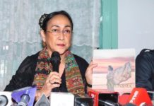 “Ibu Konde”  Diadukan ke Polda Kalbar MINTA MAAF. Sukmawati Soekarnoputri meminta maaf kepada publik atas kelakuannya membaca puisi yang diduga telah menistakan umat Islam, di Warung Daun, Jakarta, Rabu (4/4). FEDRIK TARIGAN-Jawa Pos