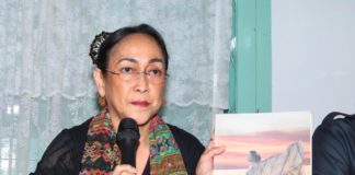 “Ibu Konde” Diadukan ke Polda Kalbar MINTA MAAF. Sukmawati Soekarnoputri meminta maaf kepada publik atas kelakuannya membaca puisi yang diduga telah menistakan umat Islam, di Warung Daun, Jakarta, Rabu (4/4). FEDRIK TARIGAN-Jawa Pos