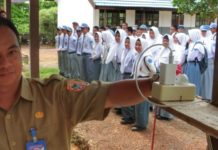 Puluhan Kilometer Cari Sinyal Internet, Mendingan Besi Towernya Dijual FAKIR SINYAL. Kepala SMKN Kelautan Pulau Tanjung Selayar, Edi Rohaedi, menunjukkan sambungan kabel internet untuk pelaksanaan UNBK di sekolahnya. ZALYAN SHODIQIN ABDI-RADAR BANJARMASIN