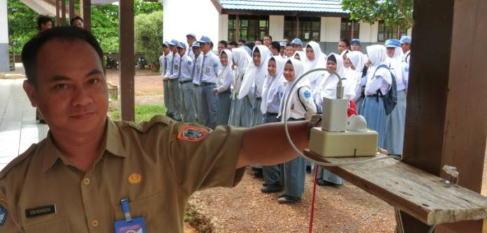 FAKIR SINYAL. Kepala SMKN Kelautan Pulau Tanjung Selayar, Edi Rohaedi, menunjukkan sambungan kabel internet untuk pelaksanaan UNBK di sekolahnya. ZALYAN SHODIQIN ABDI-RADAR BANJARMASIN