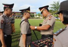 Jabatan Wakapolres, Kasat dan Kapolsek Berganti SERTIJAB. AKBP Imam Riyadi melepas dan memasang tanda jabatan pada pejabat Polres Kapuas Hulu yang dimutasi di halaman Mapolres, Rabu (11/4). Andreas-RK