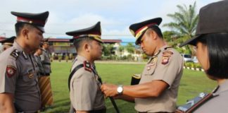 Jabatan Wakapolres, Kasat dan Kapolsek Berganti SERTIJAB. AKBP Imam Riyadi melepas dan memasang tanda jabatan pada pejabat Polres Kapuas Hulu yang dimutasi di halaman Mapolres, Rabu (11/4). Andreas-RK