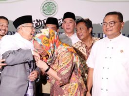 CIUM TANGAN KETUA ULAMA. Sukmawati Soekarnoputri mendatangi Ketua MUI KH Ma’ruf Amin, kemarin (4/5). Dan mencium tangan Kiai Ma’ruf sebagai tanda permintaan maaf. ISMAIL POHAN-INDOPOS