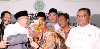 Minta Maaf, Sungkem, tapi Proses Hukum Harus Jalan Terus CIUM TANGAN KETUA ULAMA. Sukmawati Soekarnoputri mendatangi Ketua MUI KH Ma’ruf Amin, kemarin (4/5). Dan mencium tangan Kiai Ma’ruf sebagai tanda permintaan maaf. ISMAIL POHAN-INDOPOS