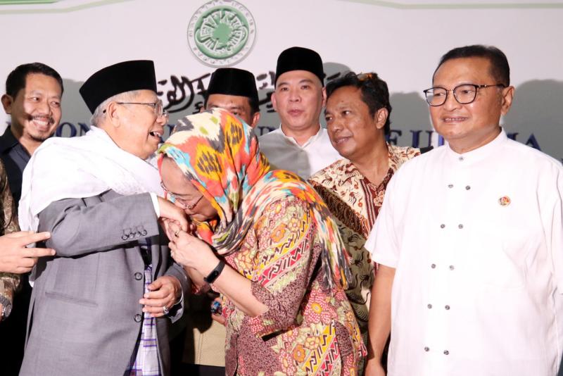 CIUM TANGAN KETUA ULAMA. Sukmawati Soekarnoputri mendatangi Ketua MUI KH Ma’ruf Amin, kemarin (4/5). Dan mencium tangan Kiai Ma’ruf sebagai tanda permintaan maaf. ISMAIL POHAN-INDOPOS