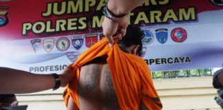 Janji Jera Jambret Muda di Pintu Penjara TAK BERDAYA. Dio, terduga pelaku jambret yang tertangkap Tim Resmob 701, Reskrim Polres Mataram, belum lama ini. Fatih Kudus Jaelani-Lombok Pos