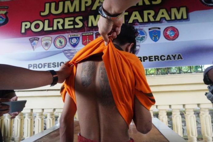 TAK BERDAYA. Dio, terduga pelaku jambret yang tertangkap Tim Resmob 701, Reskrim Polres Mataram, belum lama ini. Fatih Kudus Jaelani-Lombok Pos