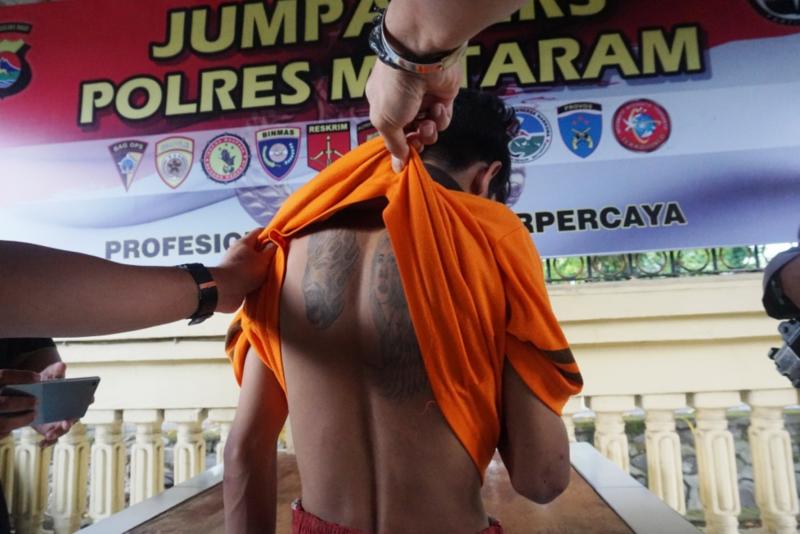 TAK BERDAYA. Dio, terduga pelaku jambret yang tertangkap Tim Resmob 701, Reskrim Polres Mataram, belum lama ini. Fatih Kudus Jaelani-Lombok Pos