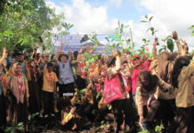 Tanam 20 ribu Bibit Pohon TANAM POHON. Dirjen PSKL Bambang Supriyanto (baju kotak-kotak) bergembira bersama masyarakat menanam pohon untuk rehabilitasi hutan Desa Bentang Pesisir Padang Tikar, Baru Ampar, Kubu Raya, Minggu (22/4). Maulidi Murni-RK