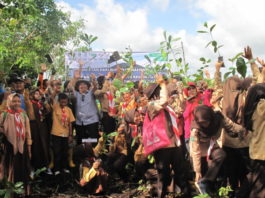 TANAM POHON. Dirjen PSKL Bambang Supriyanto (baju kotak-kotak) bergembira bersama masyarakat menanam pohon untuk rehabilitasi hutan Desa Bentang Pesisir Padang Tikar, Baru Ampar, Kubu Raya, Minggu (22/4). Maulidi Murni-RK