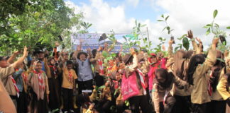 Tanam 20 ribu Bibit Pohon TANAM POHON. Dirjen PSKL Bambang Supriyanto (baju kotak-kotak) bergembira bersama masyarakat menanam pohon untuk rehabilitasi hutan Desa Bentang Pesisir Padang Tikar, Baru Ampar, Kubu Raya, Minggu (22/4). Maulidi Murni-RK