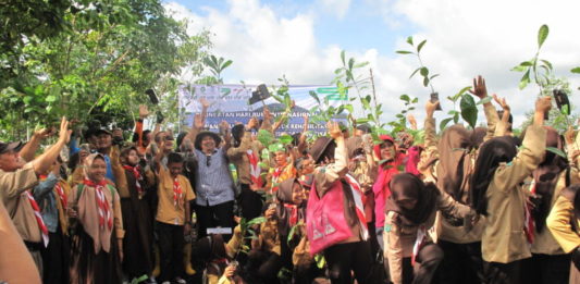 Tanam 20 ribu Bibit Pohon TANAM POHON. Dirjen PSKL Bambang Supriyanto (baju kotak-kotak) bergembira bersama masyarakat menanam pohon untuk rehabilitasi hutan Desa Bentang Pesisir Padang Tikar, Baru Ampar, Kubu Raya, Minggu (22/4). Maulidi Murni-RK