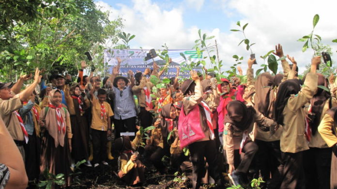 TANAM POHON. Dirjen PSKL Bambang Supriyanto (baju kotak-kotak) bergembira bersama masyarakat menanam pohon untuk rehabilitasi hutan Desa Bentang Pesisir Padang Tikar, Baru Ampar, Kubu Raya, Minggu (22/4). Maulidi Murni-RK