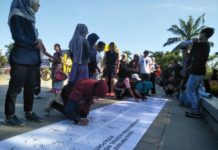 Tiga Napi Teroris Tak Bisa Nyoblos TANDA TANGAN. Warga menandatangani Deklarasi Pilkada Damai di kain putih sepanjang lima meter di kawasan Digulis Untan Pontianak, Minggu pagi (22/4). Gusnadi-RK