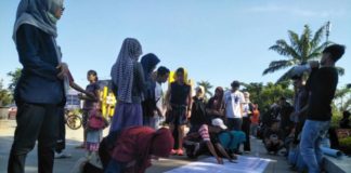 Tiga Napi Teroris Tak Bisa Nyoblos TANDA TANGAN. Warga menandatangani Deklarasi Pilkada Damai di kain putih sepanjang lima meter di kawasan Digulis Untan Pontianak, Minggu pagi (22/4). Gusnadi-RK
