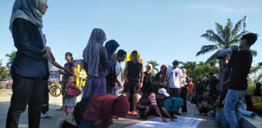 Tiga Napi Teroris Tak Bisa Nyoblos TANDA TANGAN. Warga menandatangani Deklarasi Pilkada Damai di kain putih sepanjang lima meter di kawasan Digulis Untan Pontianak, Minggu pagi (22/4). Gusnadi-RK