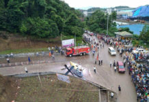 Satu Orang Tewas Kena Baling-baling TONTONAN WARGA. helikopter yang jatuh di Pos II PT. IMIP Site Morowali menjadi tontonan warga, Jumat (20/4). TNI AL MOROWALI FOR RADAR SULTENG