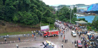 Satu Orang Tewas Kena Baling-baling TONTONAN WARGA. helikopter yang jatuh di Pos II PT. IMIP Site Morowali menjadi tontonan warga, Jumat (20/4). TNI AL MOROWALI FOR RADAR SULTENG