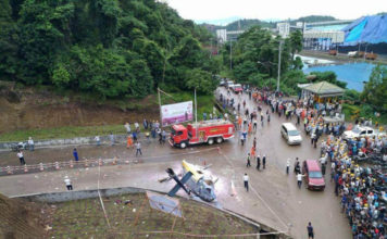 Satu Orang Tewas Kena Baling-baling TONTONAN WARGA. helikopter yang jatuh di Pos II PT. IMIP Site Morowali menjadi tontonan warga, Jumat (20/4). TNI AL MOROWALI FOR RADAR SULTENG