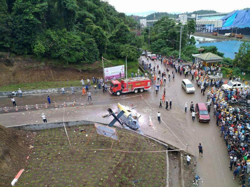 TONTONAN WARGA. helikopter yang jatuh di Pos II PT. IMIP Site Morowali menjadi tontonan warga, Jumat (20/4). TNI AL MOROWALI FOR RADAR SULTENG