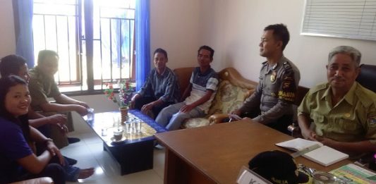 Kades Jangan Terlibat Kampanye RAKOR. Jajaran Pemdes Selalong bersama Bhabinkamtibmas menggelar Rapat Koordinasi (Rakor) Menghadapi Pilkada 2018 di Kantor Desa Selalong, Selasa (3/4). Humas Polres Sekadau for Rakyat Kalbar.