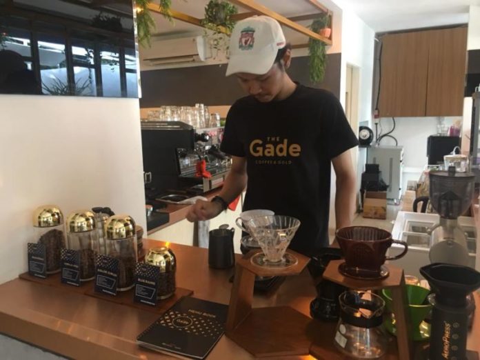 Barista The Gade Café. Jto for Rakyat Kalbar