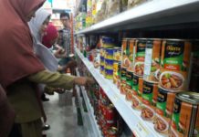 Makarel Berparasit Cacing CEK MAKAREL. Tim Satgas Pangan Kabupaten Sambas melakukan pengecekan produk makarel yang mengandung cacing seperti yang telah diumumkan BBPOM RI. Pengecekan dilakukan ke sejumlah pasar dan supermarket di Kabupaten Sambas, Senin (2/4). sairi