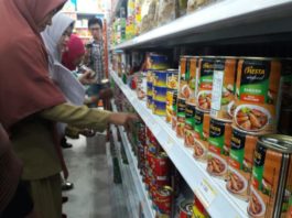 CEK MAKAREL. Tim Satgas Pangan Kabupaten Sambas melakukan pengecekan produk makarel yang mengandung cacing seperti yang telah diumumkan BBPOM RI. Pengecekan dilakukan ke sejumlah pasar dan supermarket di Kabupaten Sambas, Senin (2/4). sairi