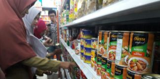 Makarel Berparasit Cacing CEK MAKAREL. Tim Satgas Pangan Kabupaten Sambas melakukan pengecekan produk makarel yang mengandung cacing seperti yang telah diumumkan BBPOM RI. Pengecekan dilakukan ke sejumlah pasar dan supermarket di Kabupaten Sambas, Senin (2/4). sairi