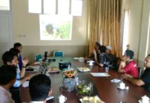 Magang ke Jepang, Tingkatkan SDM Sambas KE JEPANG. General Manager Rise Neo Jepang, Ayaka Anzai didampingi Direktur LPK Borneo Raya Khatulistiwa, Andi Irawan SS menjelaskan program magang ke Jepang bagi mahasiswa dan alumni Poltesa Sambas di Ruang Pertemuan Poltesa, Jumat (20/4). Sairi/Rakyat Kalbar