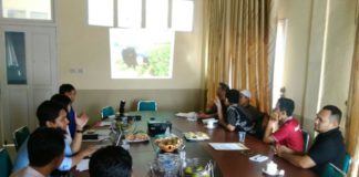 Magang ke Jepang, Tingkatkan SDM Sambas KE JEPANG. General Manager Rise Neo Jepang, Ayaka Anzai didampingi Direktur LPK Borneo Raya Khatulistiwa, Andi Irawan SS menjelaskan program magang ke Jepang bagi mahasiswa dan alumni Poltesa Sambas di Ruang Pertemuan Poltesa, Jumat (20/4). Sairi/Rakyat Kalbar