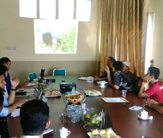 Magang ke Jepang, Tingkatkan SDM Sambas KE JEPANG. General Manager Rise Neo Jepang, Ayaka Anzai didampingi Direktur LPK Borneo Raya Khatulistiwa, Andi Irawan SS menjelaskan program magang ke Jepang bagi mahasiswa dan alumni Poltesa Sambas di Ruang Pertemuan Poltesa, Jumat (20/4). Sairi/Rakyat Kalbar