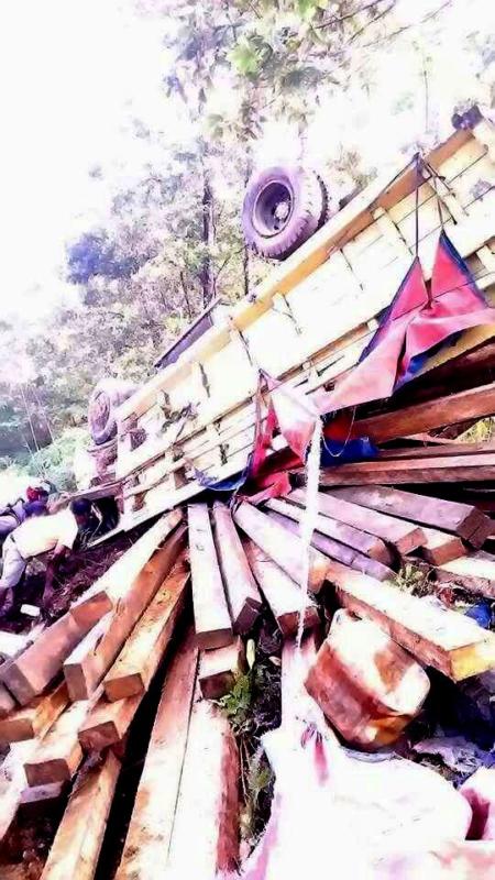 TERBALIK. Truk pembawa kayu ilegal ketika terbalik di tahlut. Saat ini truk beserta kayu dan pemiliknya sudah diamankan di Polres Melawi--Polisi for RK