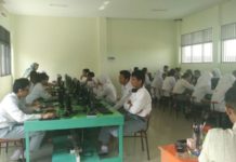 Hari Pertama UNBK SMA Sederajat Lancar, Soal Lebih Mudah Dibanding Simulasi UJIAN. Para siswa SMA Negeri 3 Pontianak mengikuti hari pertama pelaksanaan UNBK, Senin (8/4). Rizka Nanda-RK