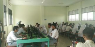 Hari Pertama UNBK SMA Sederajat Lancar, Soal Lebih Mudah Dibanding Simulasi UJIAN. Para siswa SMA Negeri 3 Pontianak mengikuti hari pertama pelaksanaan UNBK, Senin (8/4). Rizka Nanda-RK