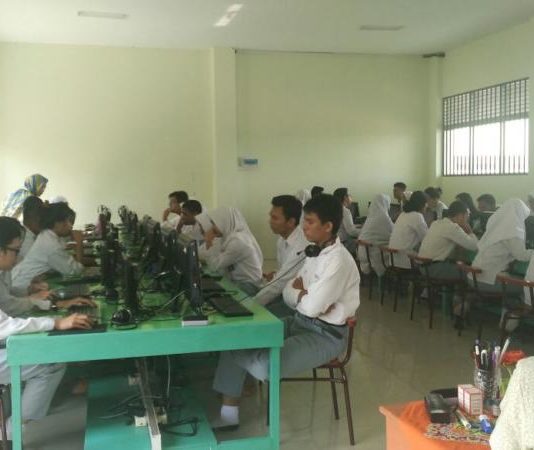 Hari Pertama UNBK SMA Sederajat Lancar, Soal Lebih Mudah Dibanding Simulasi UJIAN. Para siswa SMA Negeri 3 Pontianak mengikuti hari pertama pelaksanaan UNBK, Senin (8/4). Rizka Nanda-RK
