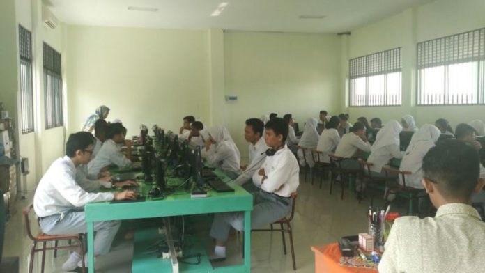 UJIAN. Para siswa SMA Negeri 3 Pontianak mengikuti hari pertama pelaksanaan UNBK, Senin (8/4). Rizka Nanda-RK