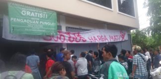 Kesepakatan Belum Tercapai, Aksi Nyaris Ricuh UNJUK RASA. Para driver Gocar melakukan aksi unjuk rasa lanjutan di kantor PT. Gojek Indonesia perwakilan Kota Pontianak di Jalan Uray Bawadi, Senin siang (2/4). Andi Ridwansyah-RK