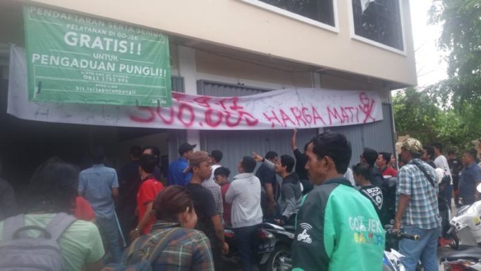 UNJUK RASA. Para driver Gocar melakukan aksi unjuk rasa lanjutan di kantor PT. Gojek Indonesia perwakilan Kota Pontianak di Jalan Uray Bawadi, Senin siang (2/4). Andi Ridwansyah-RK