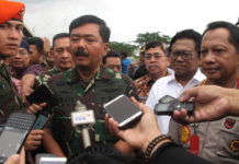 Perbatasan Kalbar Banyak Jalan Tikus USAI CEK PERBATASAN. Hadi Tjahjanto bersama Tito Karnavian dan Oesman Sapta Odang berada di Lanud Supadio usai melakukan peninjauan ke PLBN Entikong dan PLBN Aruk, Jumat (27/4). Maulidi Murni-RK