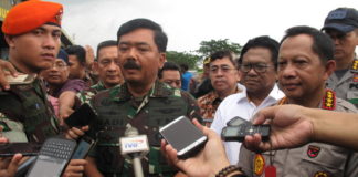 Perbatasan Kalbar Banyak Jalan Tikus USAI CEK PERBATASAN. Hadi Tjahjanto bersama Tito Karnavian dan Oesman Sapta Odang berada di Lanud Supadio usai melakukan peninjauan ke PLBN Entikong dan PLBN Aruk, Jumat (27/4). Maulidi Murni-RK