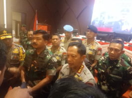 WAWANCARA. Panglima TNI Marsekal TNI Hadi Tjahjanto dan Kapolri Jenderal Pol Tito Karnavian diwawancarai usai memberikan pengarahan kepada prajurit TNI/Polri di Qubu Resort, Kamis malam (26/4). Ambrosius Junius-RK