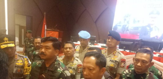 Panglima TNI dan Kapolri Kunjungi Kalbar WAWANCARA. Panglima TNI Marsekal TNI Hadi Tjahjanto dan Kapolri Jenderal Pol Tito Karnavian diwawancarai usai memberikan pengarahan kepada prajurit TNI/Polri di Qubu Resort, Kamis malam (26/4). Ambrosius Junius-RK