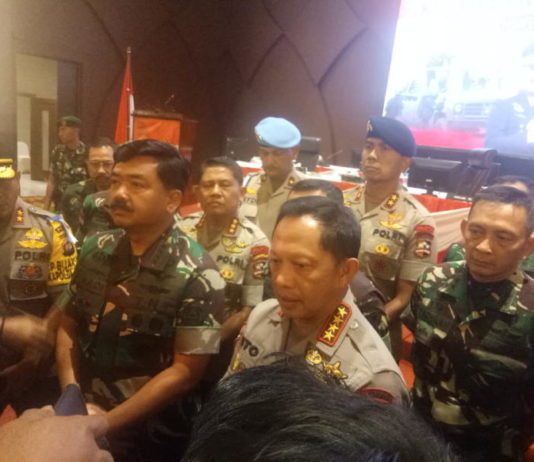 Panglima TNI dan Kapolri Kunjungi Kalbar WAWANCARA. Panglima TNI Marsekal TNI Hadi Tjahjanto dan Kapolri Jenderal Pol Tito Karnavian diwawancarai usai memberikan pengarahan kepada prajurit TNI/Polri di Qubu Resort, Kamis malam (26/4). Ambrosius Junius-RK