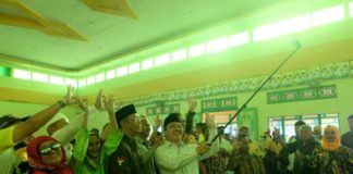 Norsan: IPM Kalbar Peringkat 29 dari 34 Provinsi Calon Gubernur Kalbar nomor urut tiga Sutarmidji - Ria Norsan berselfie bersama masyarakat Putusibau. (Kang Enchus for Equator)