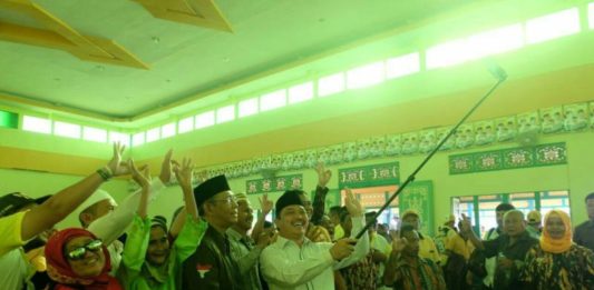 Norsan: IPM Kalbar Peringkat 29 dari 34 Provinsi Calon Gubernur Kalbar nomor urut tiga Sutarmidji - Ria Norsan berselfie bersama masyarakat Putusibau. (Kang Enchus for Equator)